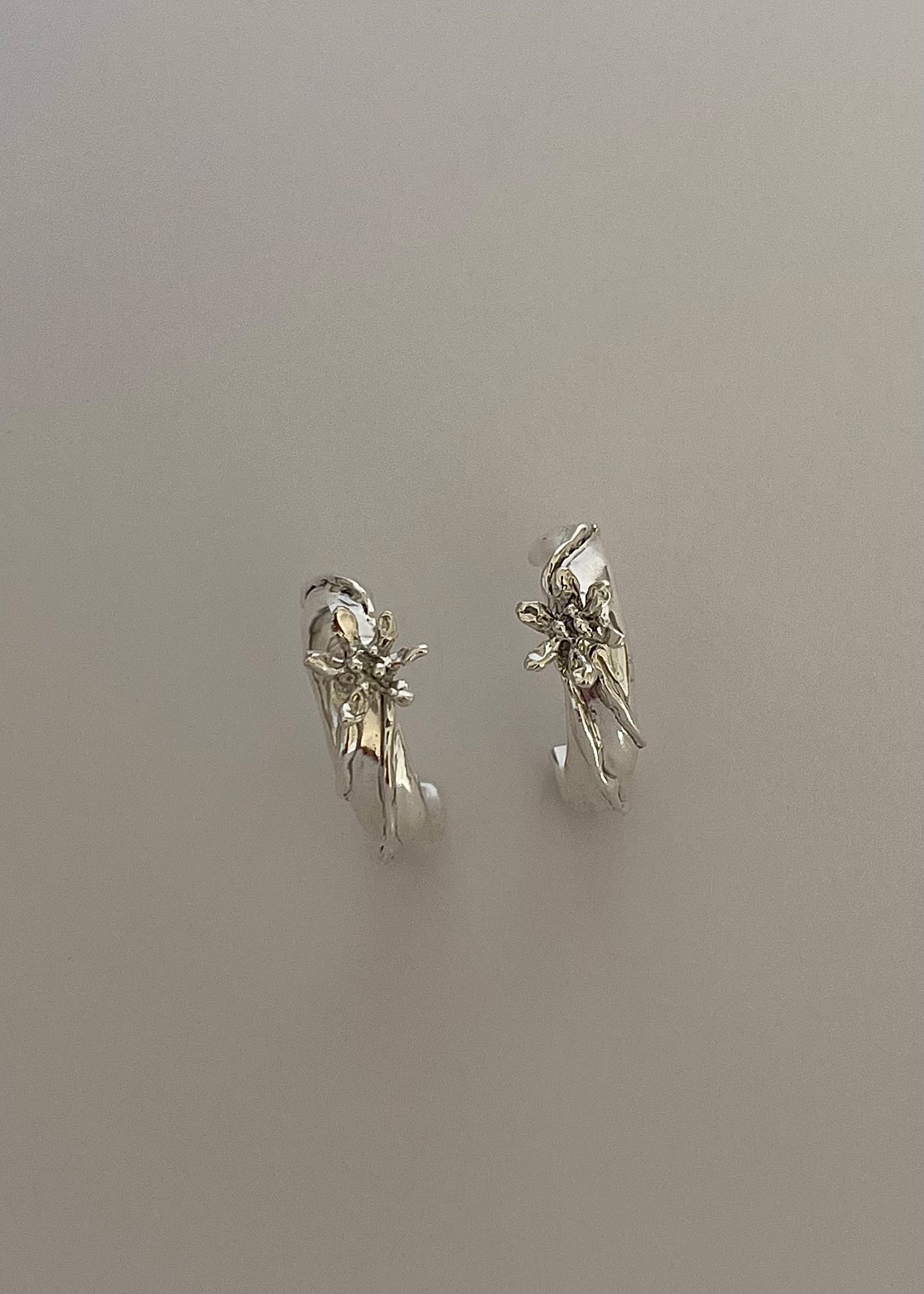 Flower called nowhere hoop earrings