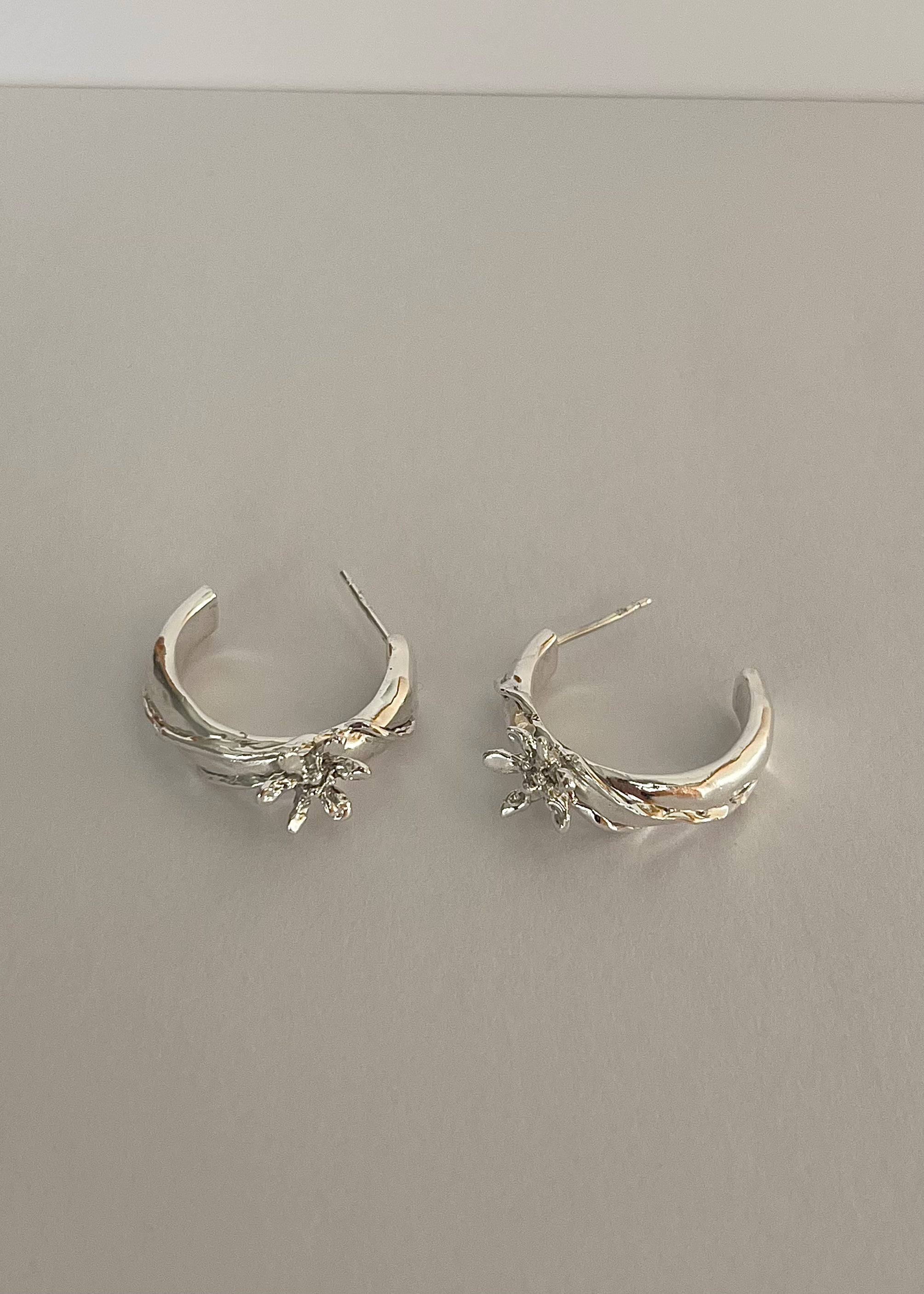Flower called nowhere hoop earrings