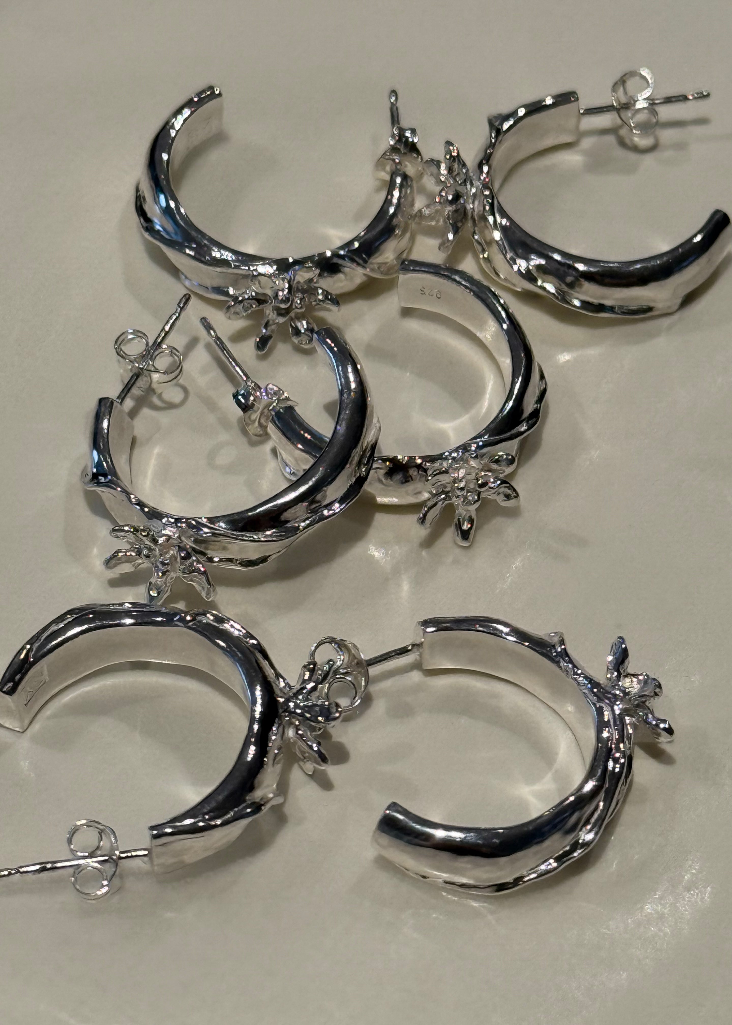 Flower called nowhere hoop earrings