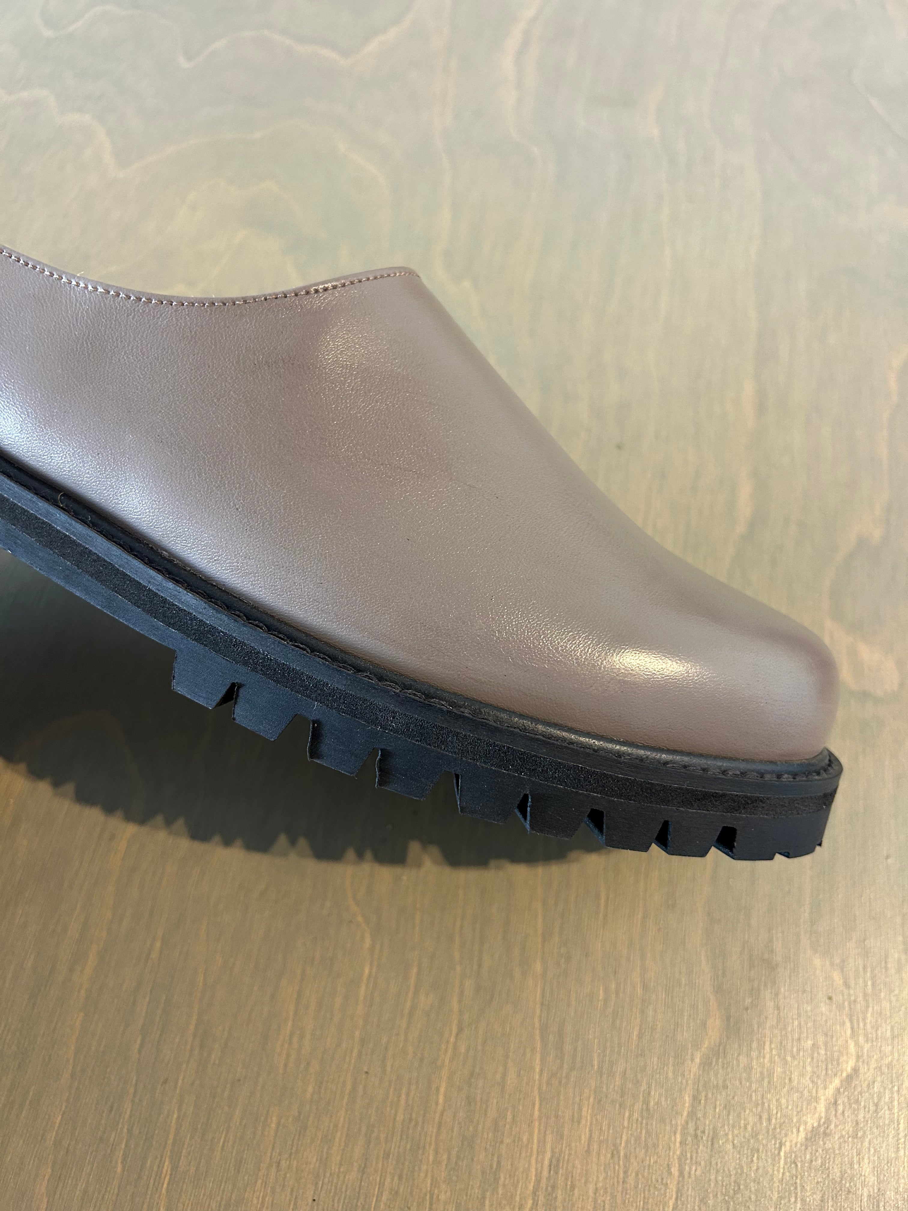 Shore Hiker Taupe / 42 - Archive