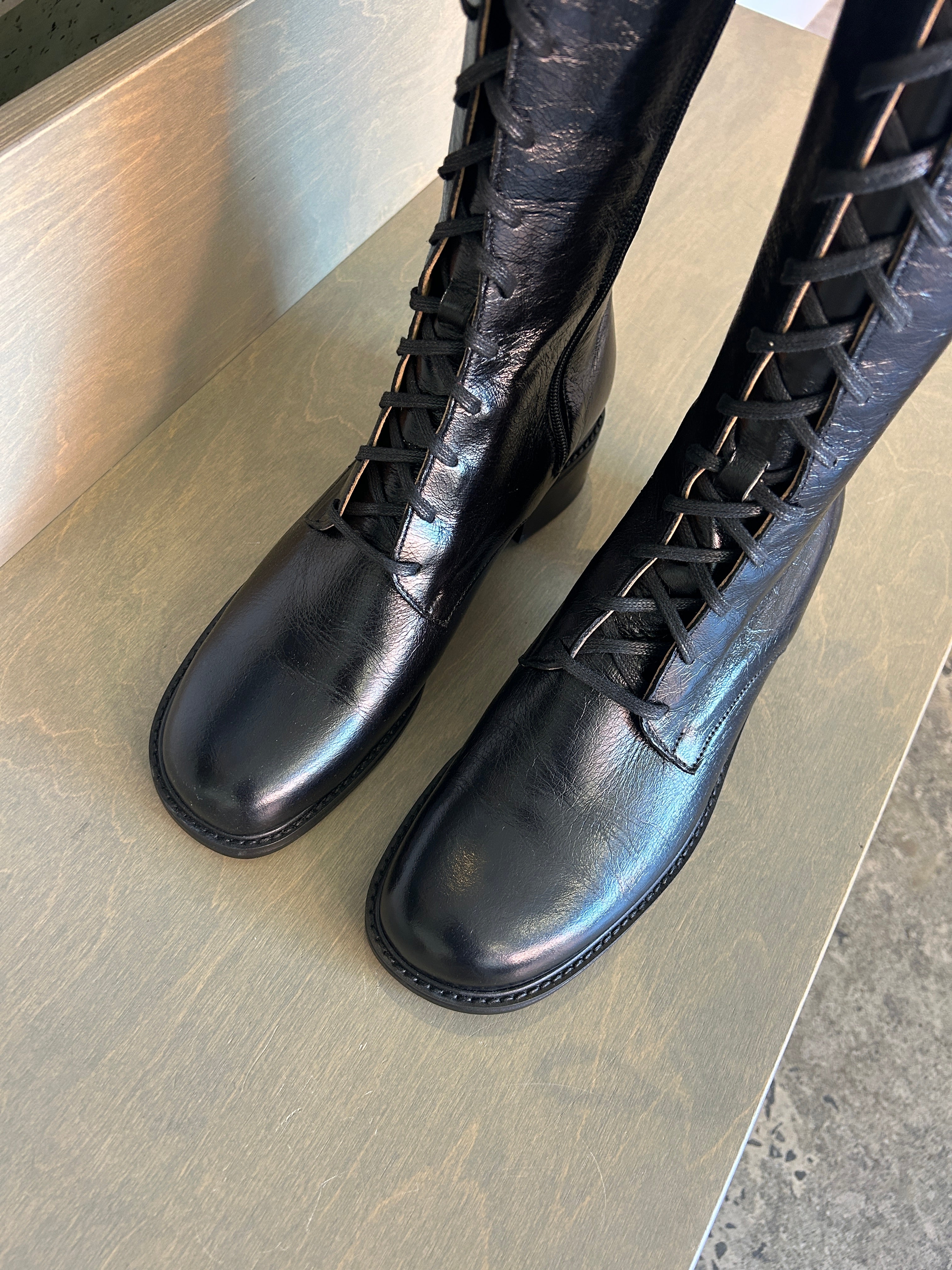 Tie Knee Boot Low Black Shine / 43