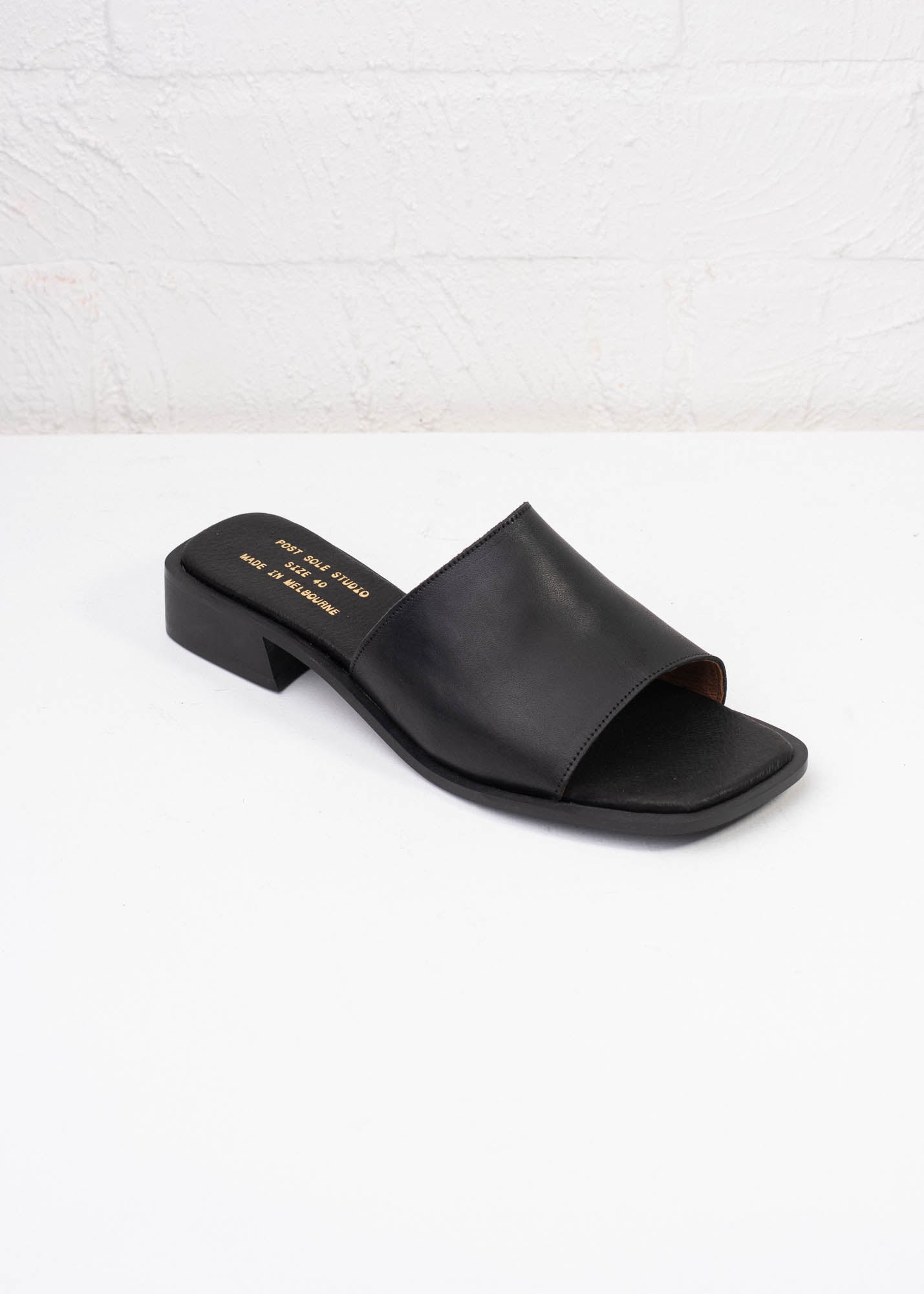 No String Mule Black