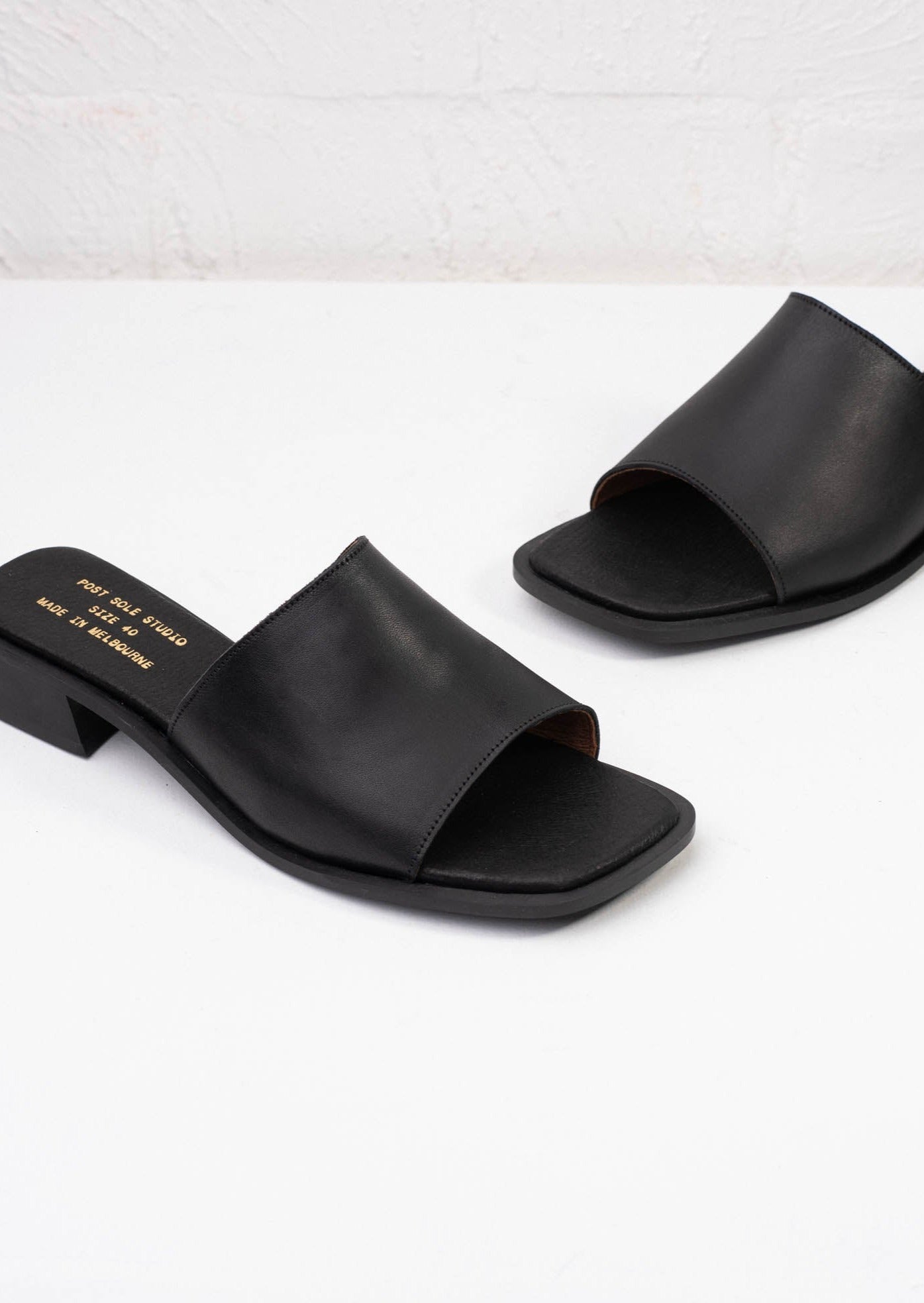 No String Mule Black